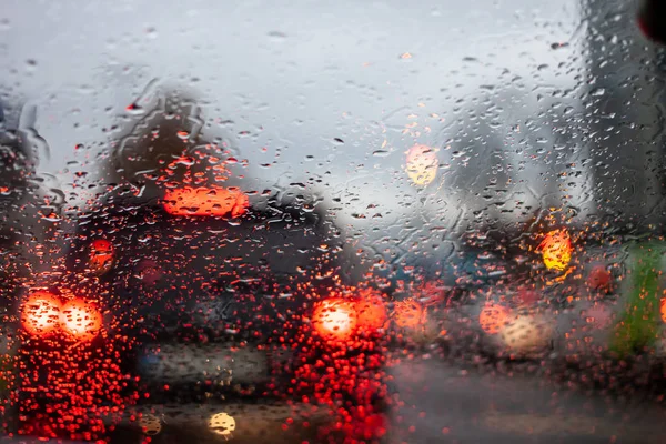 ıslak ön cam suyu bulanık araba ışıkları akar