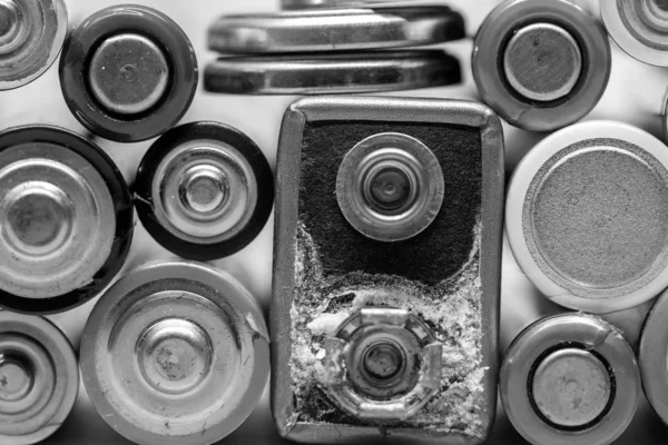 Svart och vitt förbrukade alkaliska batterier farliga — Stockfoto
