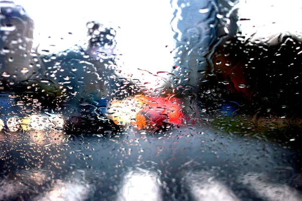 Мокрые водные потоки лобового стекла размытые автомобильные фары — стоковое фото