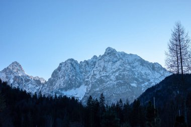 Güzel bir kış akşamı Alp Dağları silueti
