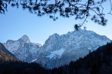 Güzel bir kış akşamı Alp Dağları silueti