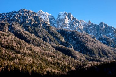 Güzel bir akşam kış dağı kayaları manzarası