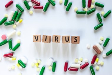 Tablet ve haplardan oluşan daire kelime virüsü etrafında