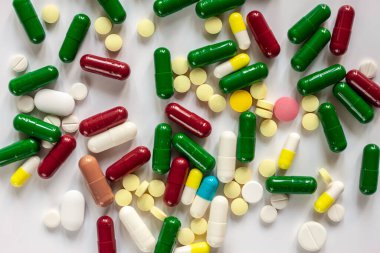 haplar ve kapsüller beyaz masa yüzeyinde