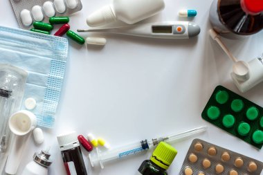 tabletler termometre şırınga beyaz arkaplan maskesi
