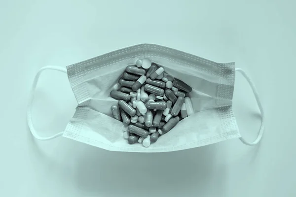 Медицинская маска, полная таблеток и капсул — стоковое фото