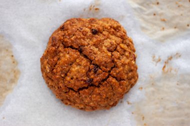 Beyaz kağıt üzerinde ev yapımı yulaflı kurabiye.