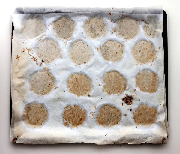 Порожній піднос для печі зі слідами на папері з печива — стокове фото