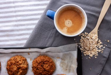 Yulaf kurabiyesi ve kahve.