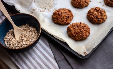 Yulaf kurabiyeleri, fırın tepsisi ve malzemeler.