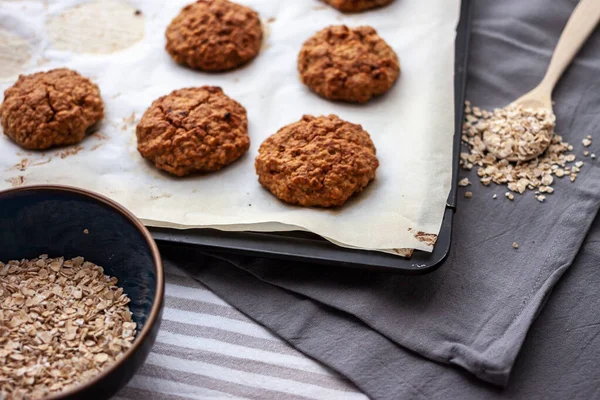 Вівсяне печиво і в духовці та інгредієнти — стокове фото