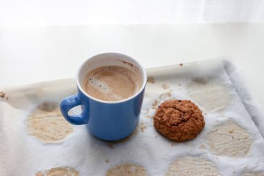 Yulaf kurabiyesi ve bir fincan kahve.