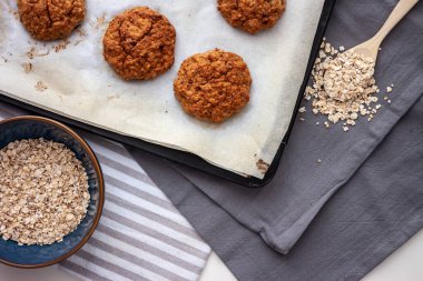 Yulaf kurabiyeleri, fırın tepsisi ve malzemeler.