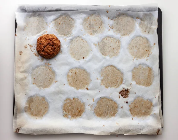 Одне останнє домашнє запечене вівсяне печиво на білому папері — стокове фото