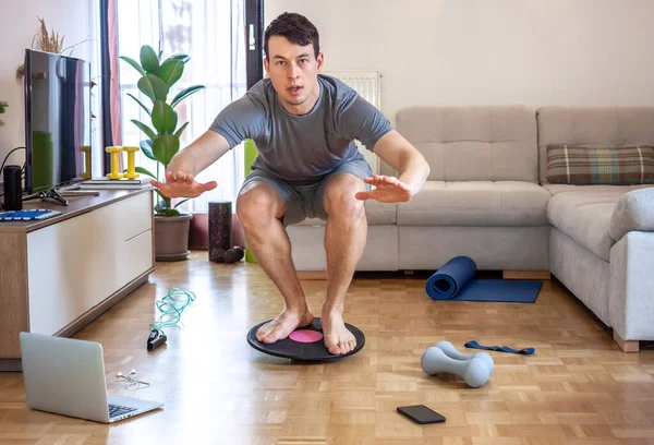 Egzersiz yapan adam evde egzersiz yapıyor.