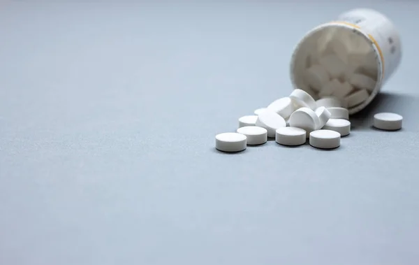 İlaç ve haplar şişenin yanındaki masada.