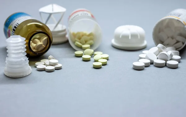 Orvosi tabletták és tabletták a palackok melletti asztalon — Stock Fotó