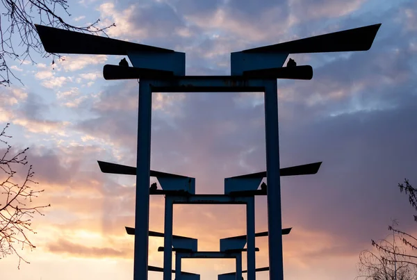 Silhouet van ongewone straatverlichting tegen zonsondergang — Stockfoto