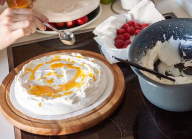 Evde kadın elleri için pavlova keki hazırlıyorum.