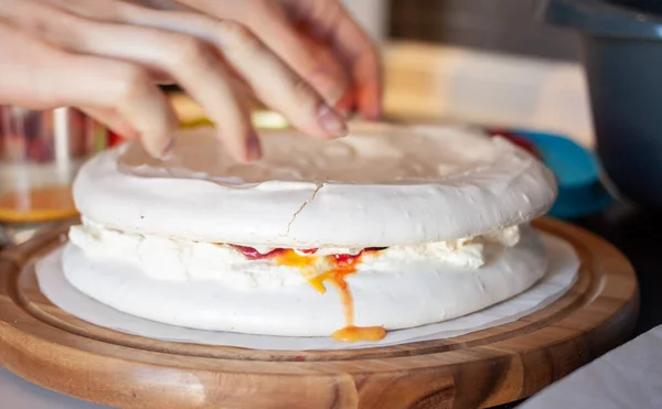 Preparazione torta pavlova a casa mani femminili — Foto Stock