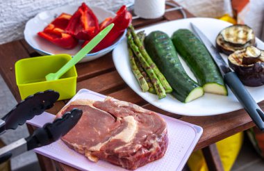 Bir parça et ve sebze barbekü hazırlıyor.