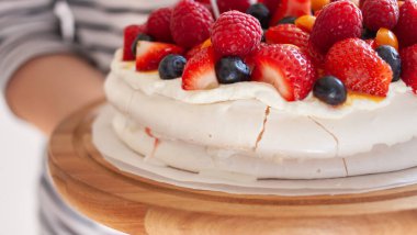 Doğum günü ev yapımı meyveli pavlova keki