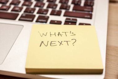 Sarı etikete el yazısıyla yazılmış bir sonraki kelime nedir?