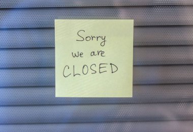 Sarı etiket panjurların üstünde. Üzgünüm kapalıyız.