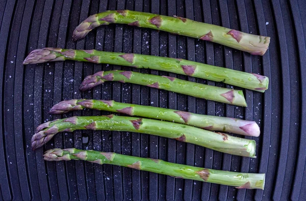 Green fresh asparagus on grill — Stock Photo, Image