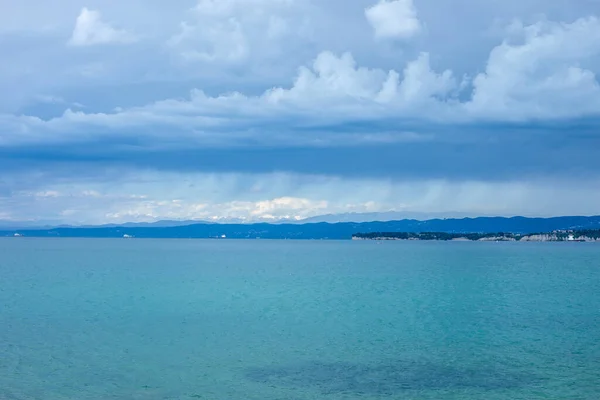 Dramático cielo tormentoso azul oscuro sobre la superficie del mar — Foto de Stock