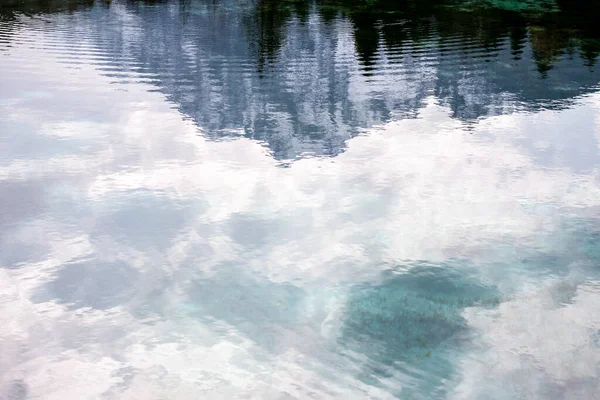 Abstrakt bakgrund berg reflekterande i sjön — Stockfoto