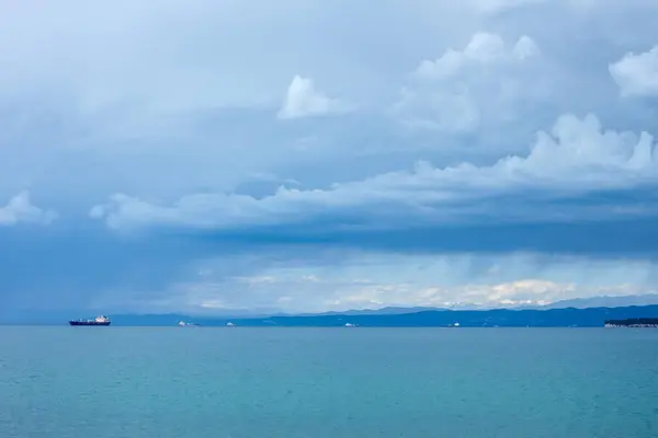 Δραματικό σκούρο μπλε θυελλώδη ουρανό πάνω από την επιφάνεια της θάλασσας — Φωτογραφία Αρχείου