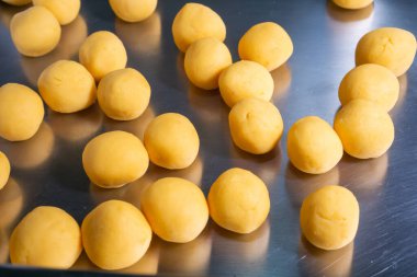 Kızarmış Tatlı Patates Topları ve Tayland tatlıları yapmak için un ve smoothie malzemeleri.