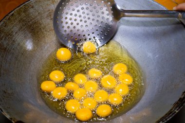 Kızarmış tatlı patates topları, sıcak yağlı tavada patates kızartması..