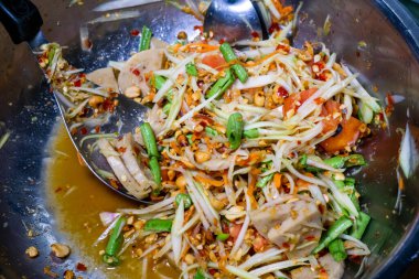 Büyük bir kasede Papaya salatası, Kuzeydoğu Tayland yemeği.