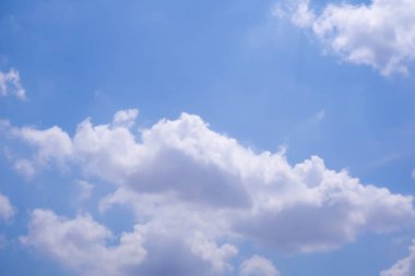 Mavi gökyüzünde beyaz bulutlar