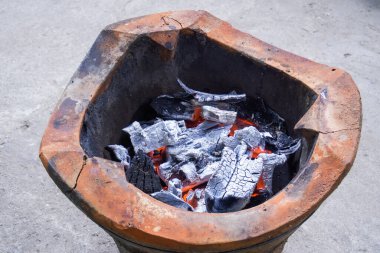 Kömür kaplumbağasında yakacak odun yanıyor..