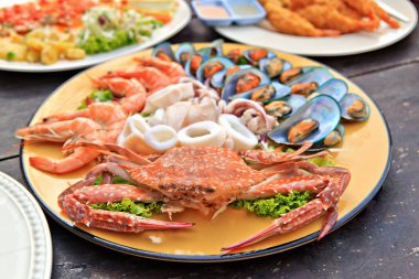 Yengeç, karides, mürekkep balığı ve yumuşakçalar tabakta