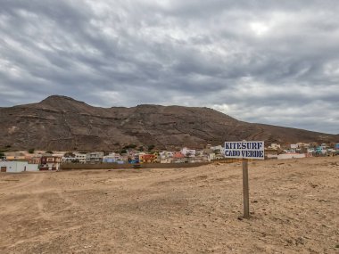 Cabo Verde uçurtması. Köy geçmişi olan tahta tabela.