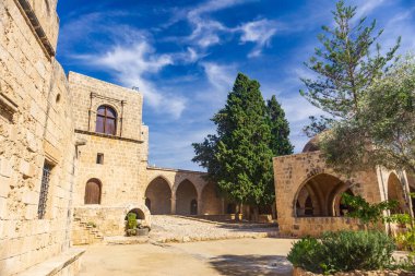 Antik manastır avlusunun renkli güzel görüntüsü, Ayia Napa, Kıbrıs.
