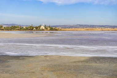 Larnaka 'da Kıbrıs' ta tuz gölünün kıyısındaki antik cami Hala Sultan Tekkes, İslam dininin bir türbesidir.