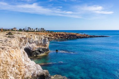Kıbrıs Rum Kesimi 'nin Aiya Napa kentindeki turkuaz su plajı manzarası. Ayia Napa kıyı şeridi.