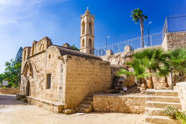 Antik manastır avlusunun renkli güzel görüntüsü, Ayia Napa, Kıbrıs.