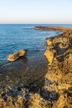 Kıbrıs Rum Kesimi 'nin Aiya Napa kentindeki turkuaz su plajı manzarası. Ayia Napa kıyı şeridi.