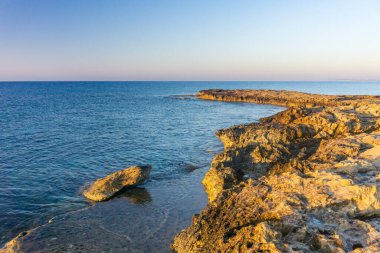 Kıbrıs Rum Kesimi 'nin Aiya Napa kentindeki turkuaz su plajı manzarası. Ayia Napa kıyı şeridi.