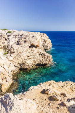 Kıbrıs Rum Kesimi 'nin Aiya Napa kentindeki turkuaz su plajı manzarası. Ayia Napa kıyı şeridi.