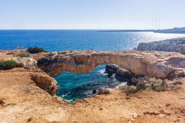 Kıbrıs Rum Kesimi 'nin Aiya Napa kentindeki turkuaz su plajı manzarası. Ayia Napa kıyı şeridi.