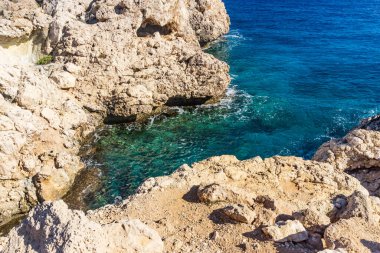 Kıbrıs Rum Kesimi 'nin Aiya Napa kentindeki turkuaz su plajı manzarası. Ayia Napa kıyı şeridi.