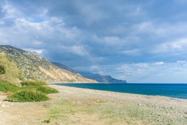 Yunanistan 'ın Girit kentindeki Paleochora kentinin güzelliği arkasında timsah kayası var.