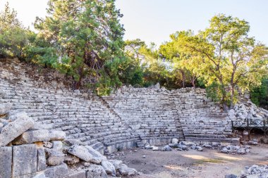 Türkiye 'de dağlardaki harabeler Sevya Yolu, sonbahar yürüyüşü
